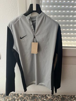 Chaqueta deportiva Nike gris y negra