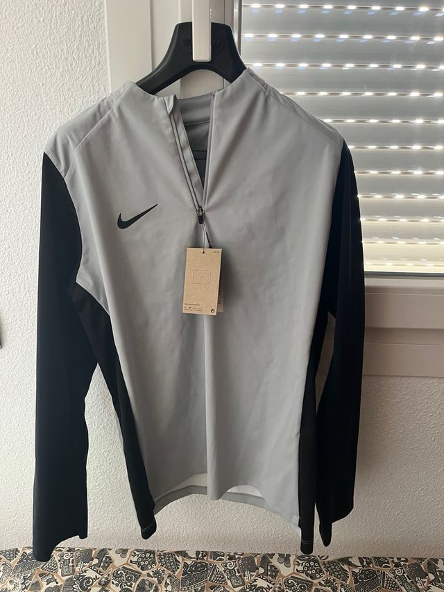 Chaqueta deportiva Nike gris y negra