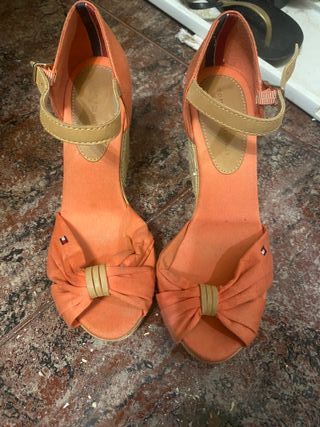 Cuñas Tommy Hilfiger Naranja y Beige