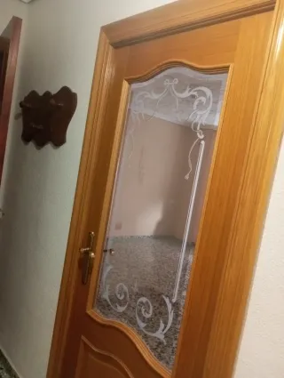 Puerta de roble con cristal decorado