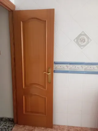 Puerta de roble con cristal decorado