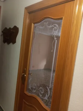 Puerta de roble con cristal decorado