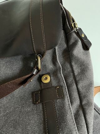 Mochila de piel y lona