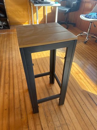 Mesa alta rectangular de madera con 3 sillas