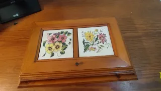 Armadio in legno con piastrelle floreali