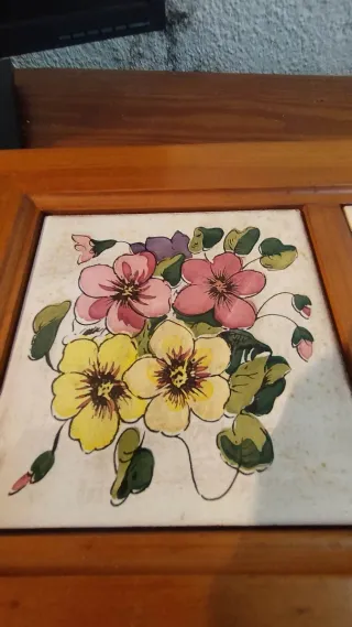 Armadio in legno con piastrelle floreali