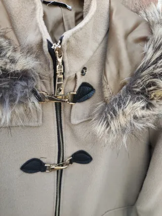 Parka camel mujer con capucha de pelo