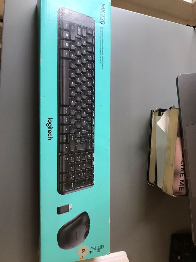 Teclado y Ratón Logitech MK220 Inalámbrico
