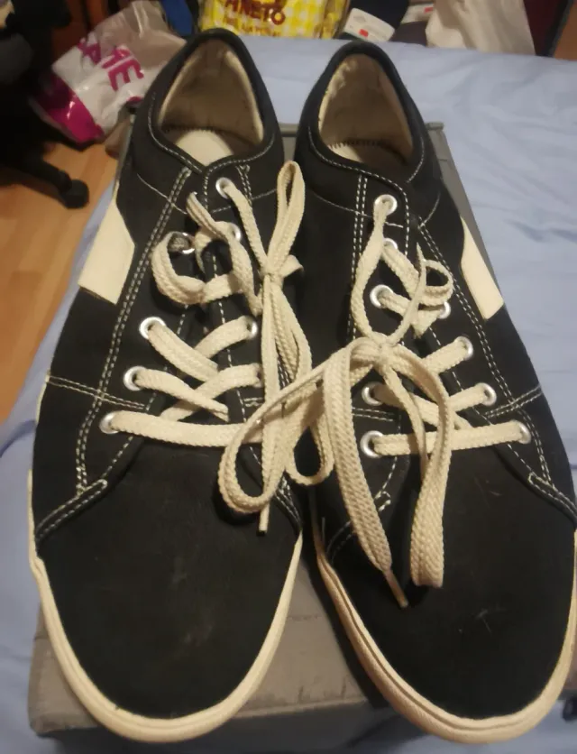 Zapatillas deportivas negras y beige