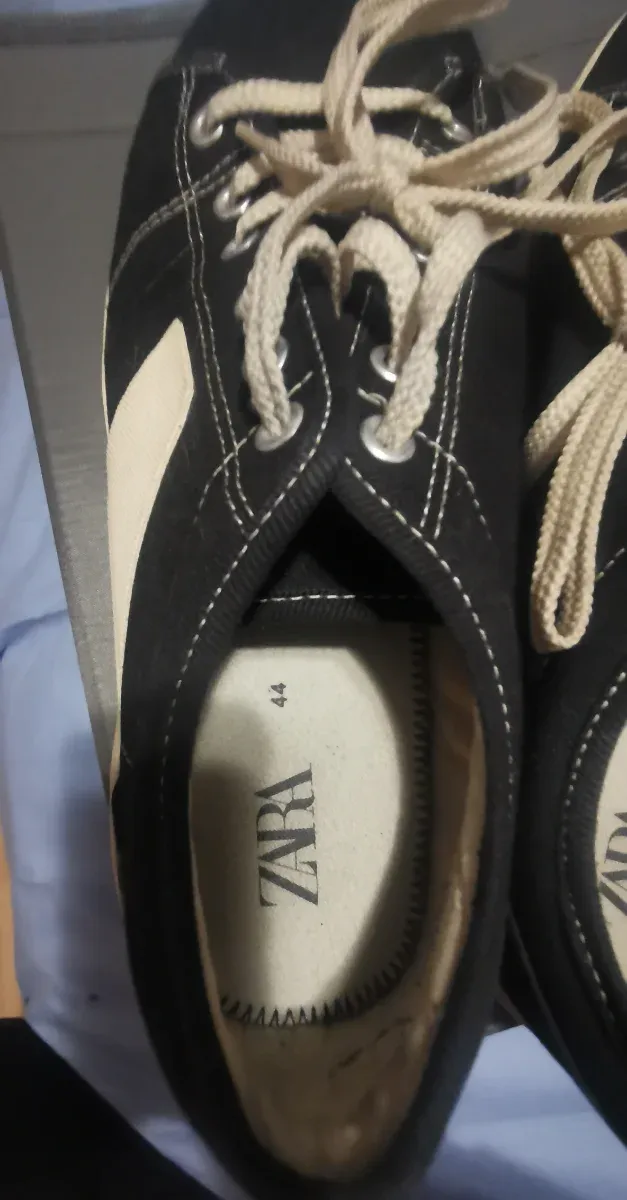 Zapatillas deportivas negras y beige