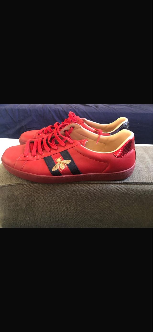 Zapatillas Gucci rojas con abeja dorada