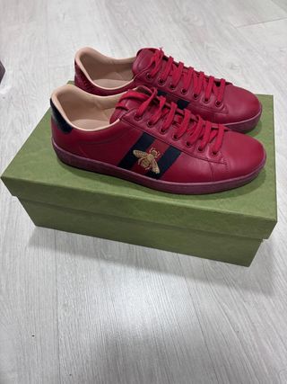 Zapatillas Gucci rojas con abeja dorada