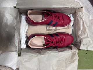 Zapatillas Gucci rojas con abeja dorada