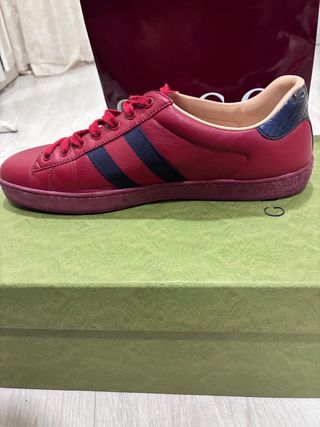 Zapatillas Gucci rojas con abeja dorada