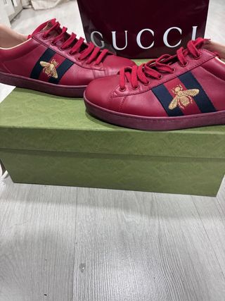Zapatillas Gucci rojas con abeja dorada