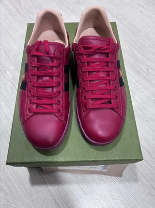 Zapatillas Gucci rojas con abeja dorada