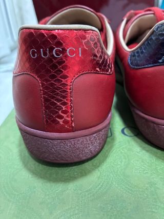 Zapatillas Gucci rojas con abeja dorada