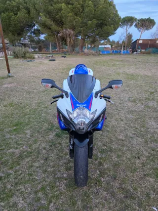 Suzuki GSXR 750 K7 con extras. Precio hasta 2026