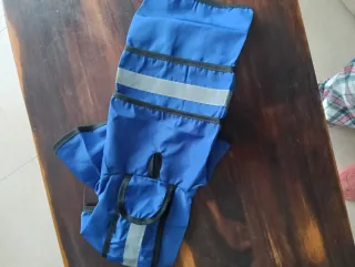 Chubasquero con capucha. Perro Azul Talla XS