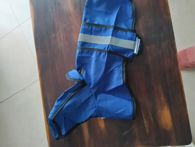 Chubasquero con capucha. Perro Azul Talla XS