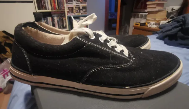 Zapatillas negras con cordones blancos