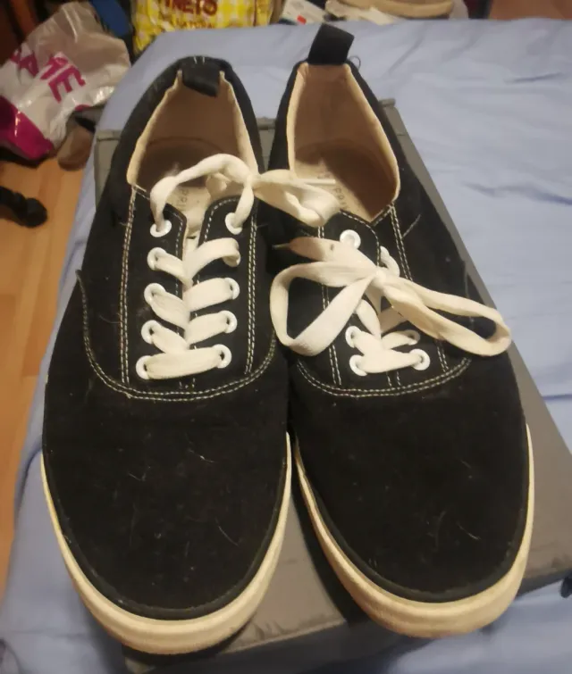 Zapatillas negras con cordones blancos