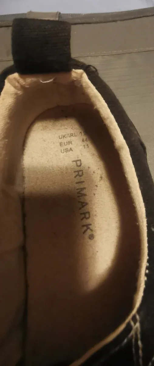 Zapatillas negras con cordones blancos