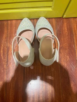 Zapatos de niña con pedrería y pulsera