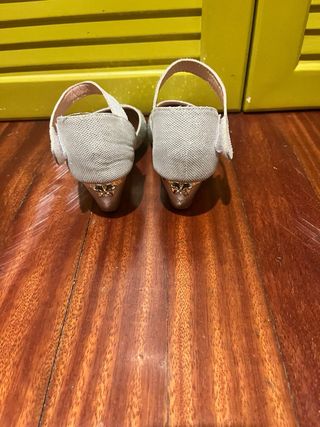 Zapatos de niña con pedrería y pulsera