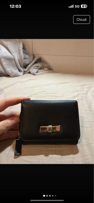 Portafoglio nero con fiocco dorato