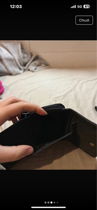 Portafoglio nero con fiocco dorato