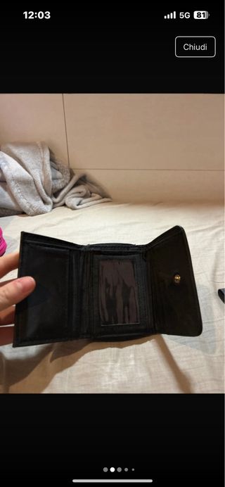 Portafoglio nero con fiocco dorato