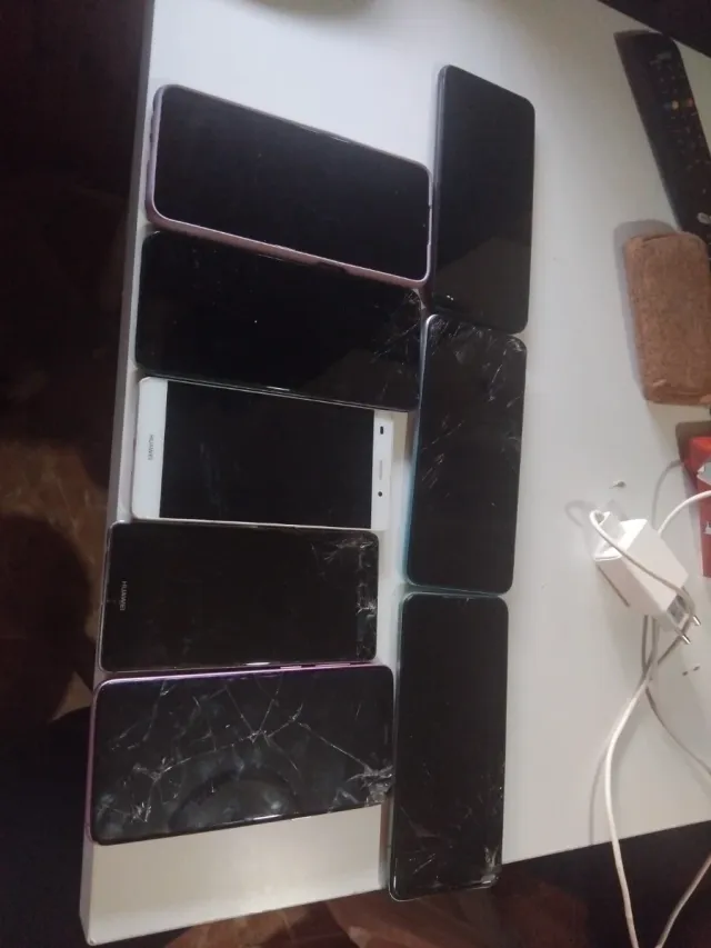 Lote móviles. Algunos tiene la pantalla solo rota
