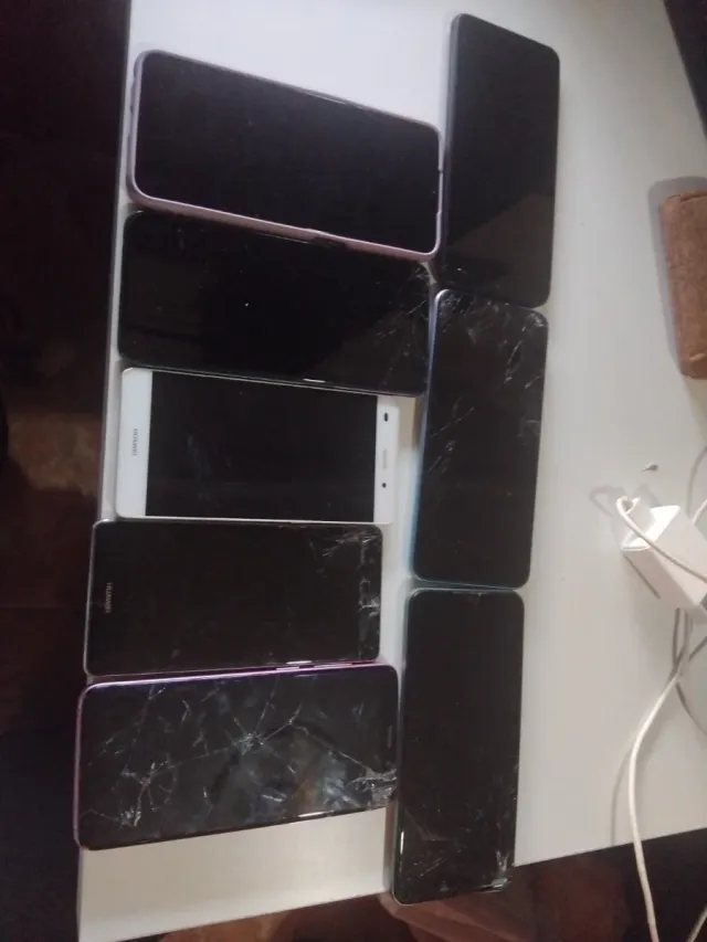 Lote móviles. Algunos tiene la pantalla solo rota