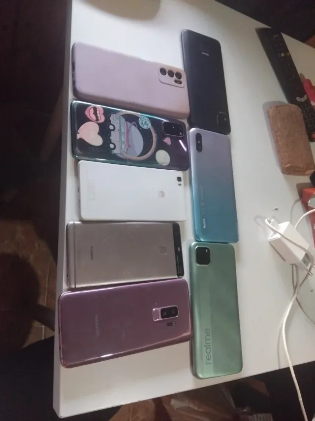 Lote móviles. Algunos tiene la pantalla solo rota