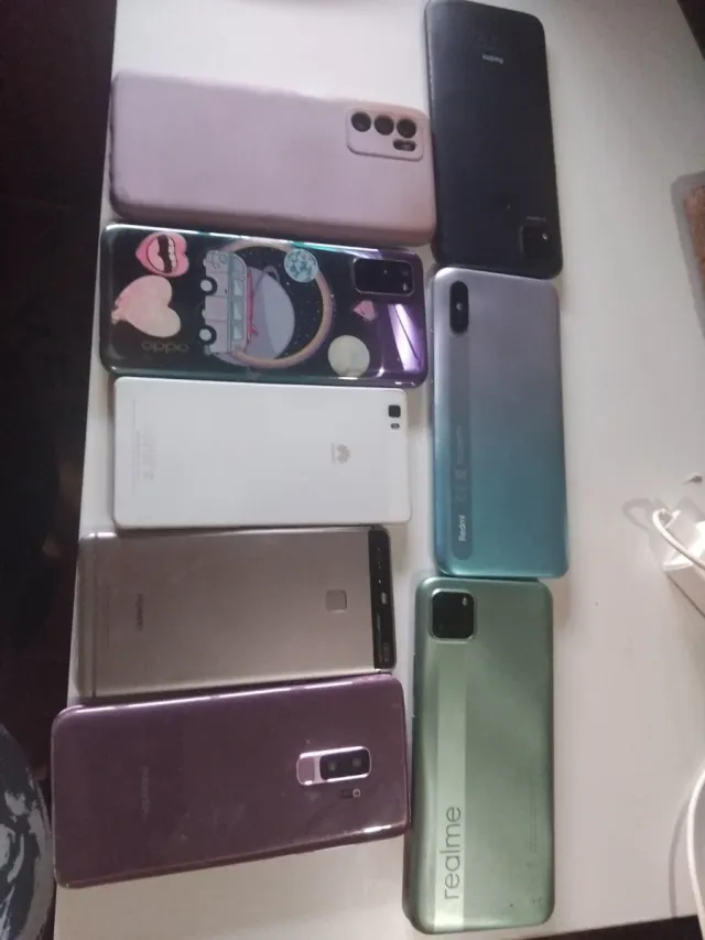 Lote móviles. Algunos tiene la pantalla solo rota