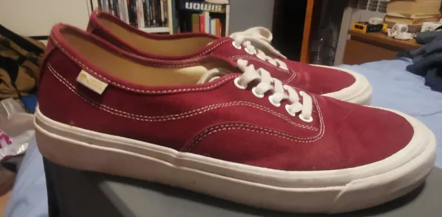 Zapatillas color vino y blancas