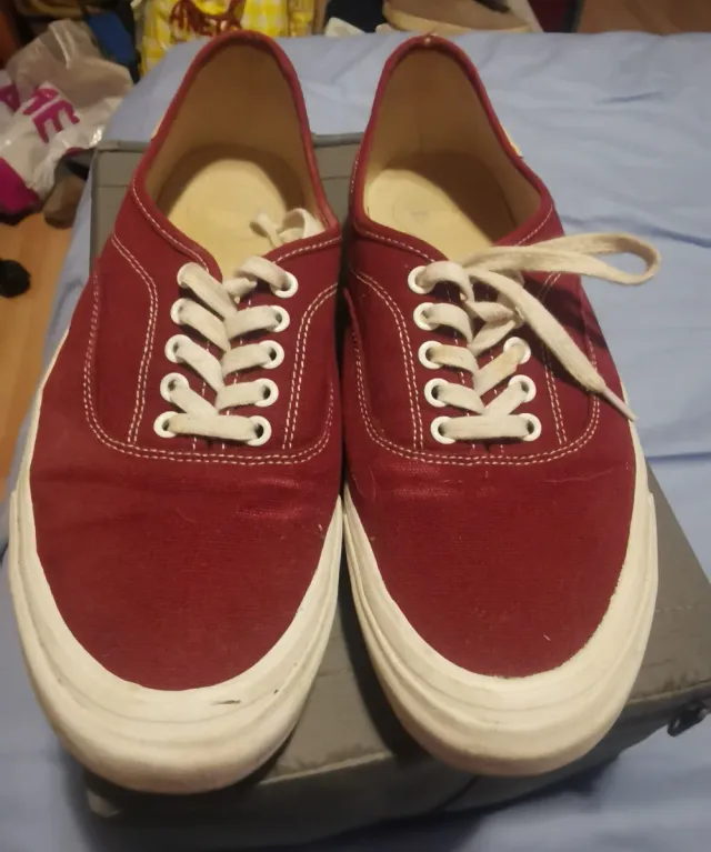 Zapatillas color vino y blancas