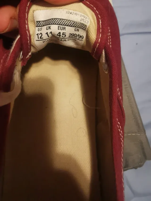 Zapatillas color vino y blancas