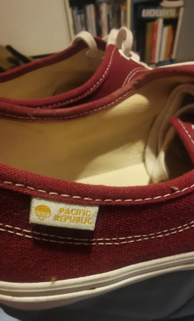 Zapatillas color vino y blancas