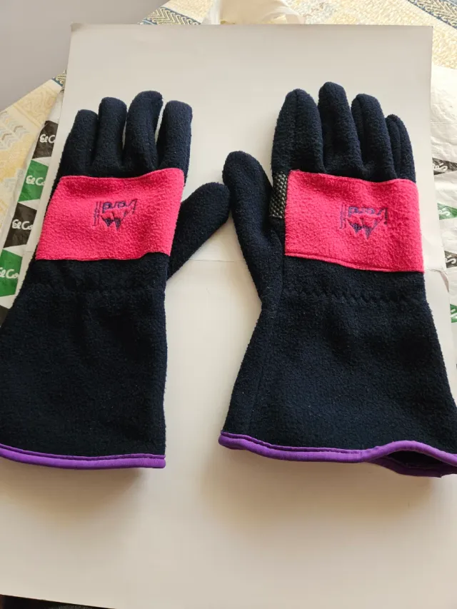 Guantes polares negros y rosas