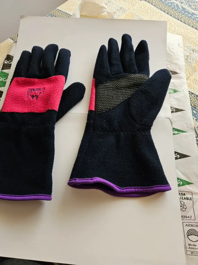 Guantes polares negros y rosas