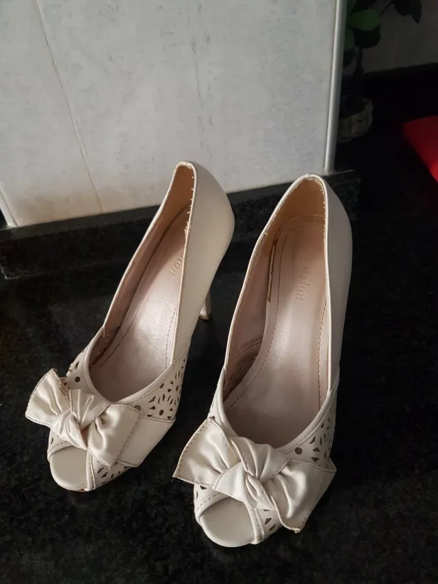 Scarpe con tacco beige con fiocco