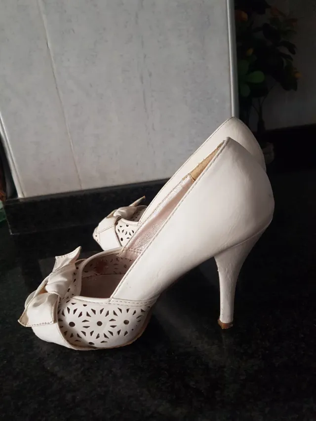 Scarpe con tacco beige con fiocco