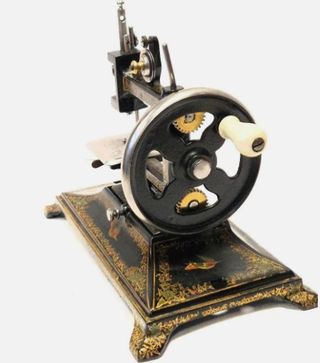 Máquina de coser antigua Colibrí