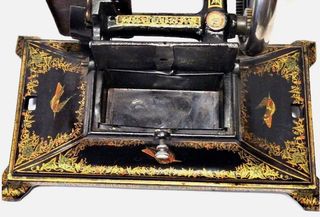 Máquina de coser antigua Colibrí