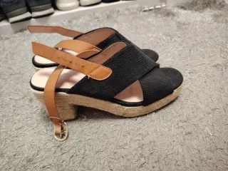 Zapatos de cuña negros y marrones