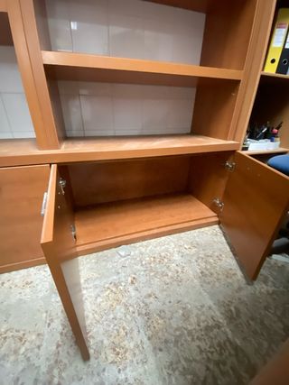 Librería de madera marrón