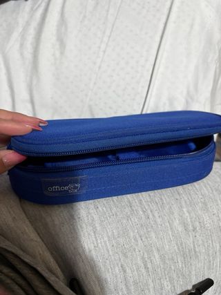 Bolso de paja redondo y cartera marrón