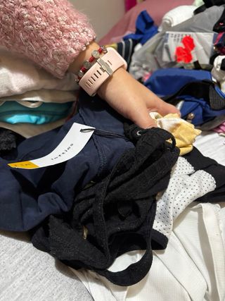 Bolso de paja redondo y cartera marrón